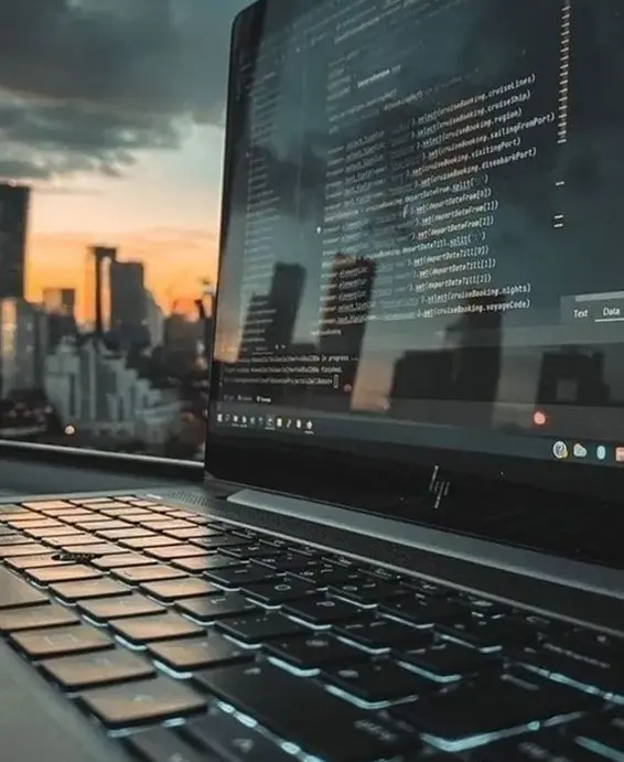 Equipo Ducode trabajando en proyectos de software